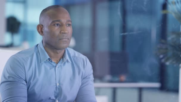 Homme Affaires Dans Bureau Entreprise Moderne Utilisant Écran Tactile Interactif — Video