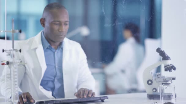 Scientifique Masculin Manteau Blanc Utilisant Écran Tactile Interactif Dans Laboratoire — Video