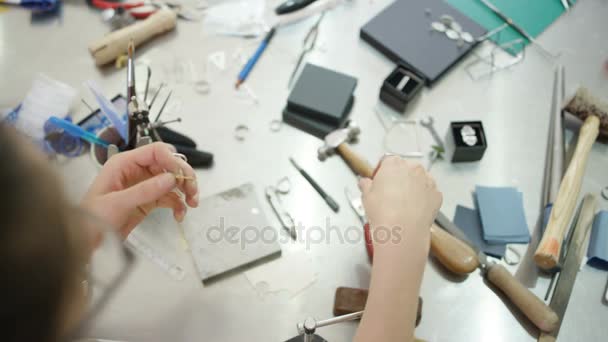 Overhead View Looking Jewelry Designer Workbench Tools Materials Jewelry Items — Stock Video