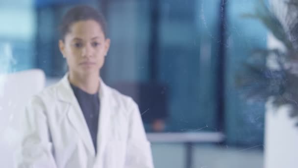 Cientista Casaco Branco Usando Tela Sensível Toque Interativa Laboratório Moderno — Vídeo de Stock