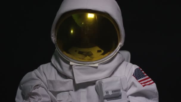 Astronaute 4K utilisant écran tactile interactif sur fond noir 