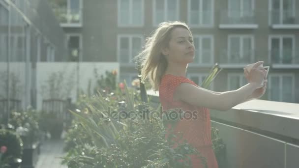 Mulher Atraente Relaxando Jardim Terraço Cidade Olhando Para Fora Vista — Vídeo de Stock
