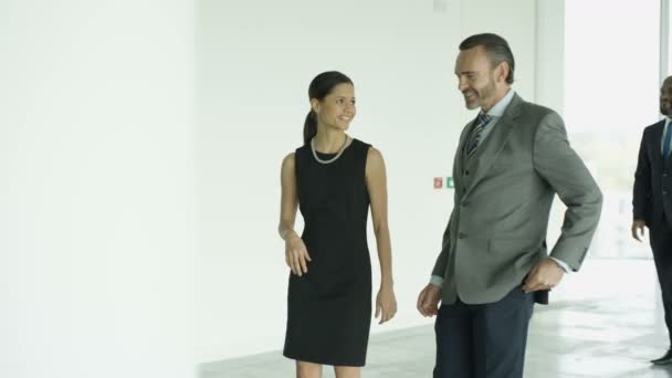 Geschäftsmann Und Frau Plaudern Während Sie Durch Hektisches Modernes Büro — Stockvideo