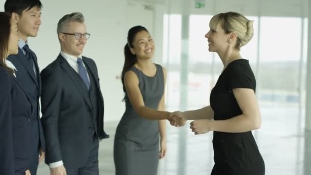 商务团队在大型现代化办公大楼中的相遇与握手 — 图库视频影像