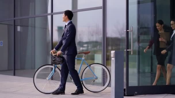 Empresario Asiático Con Bicicleta Dejando Oficina Final Del Día Compañeros — Vídeos de Stock