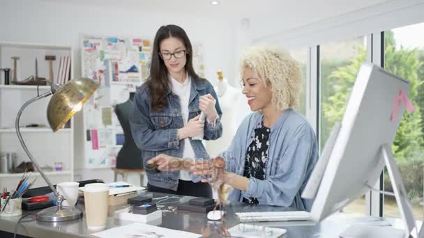 Partenariat Affaires Créatif Jeunes Concepteurs Exécutant Des Entreprises Bijoux Ligne — Video