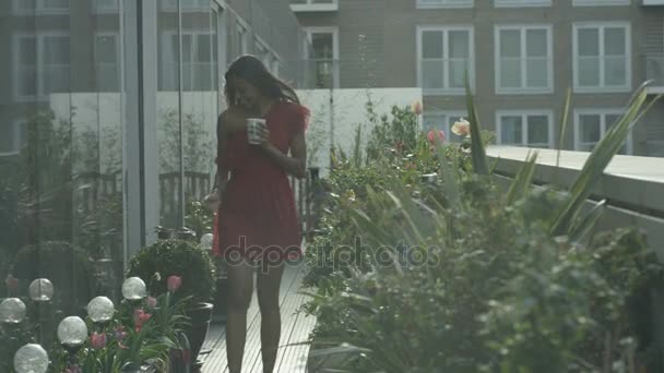 Mujer Atractiva Relajándose Jardín Azotea Ciudad Mirando Vista — Vídeo de stock