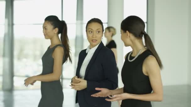 Neşeli Kadınları Onlar Meşgul Modern Ofis Aracılığıyla Yürüyüş Olarak Sohbet — Stok video