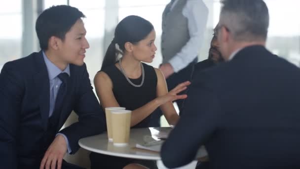 Corporate Business Team Bei Einem Informellen Treffen Einem Großen Großraumbüro — Stockvideo