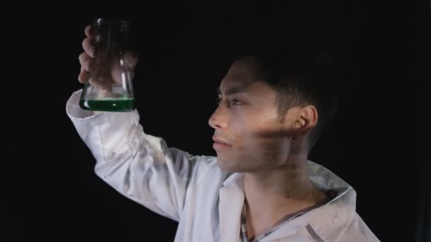 Wissenschaftler Betrachtet Chemikalien Mit Kriegsszenen Die Auf Sein Gesicht Projiziert — Stockvideo
