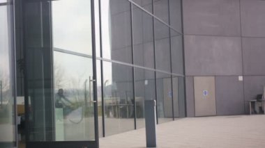 4k iş için bir bisiklet güneşli bir günde gelen işadamı