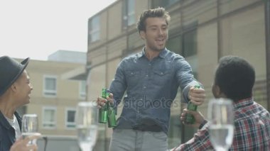 içme ve şehir çatı partide kutlama arkadaş 4 k mutlu grubu