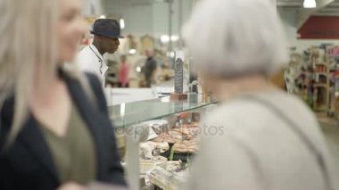 bir gülümseme ile müşterilerine hizmet süpermarket Şarküteri karşı 4k mutlu işçi