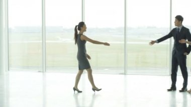 boş Ticari Emlak ile ilgilenen ve ajanlar ile el sıkışan 4 k iş takım