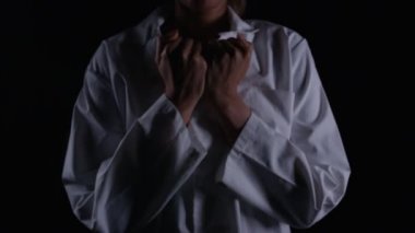 kadının elleri öngörülen toprak büyüyen bitkinin görüntü 4k vurur