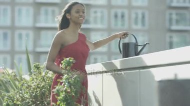 4 k kadın sulama tesisleri ve şehir çatı bahçesinde manzaraya bakan