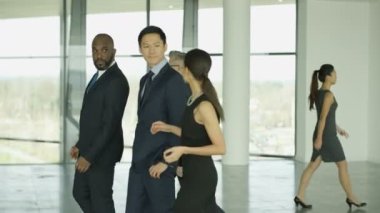 4 k neşeli iş Grup sohbet olarak onlar meşgul modern ofis aracılığıyla yürüyüş 