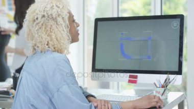 4 k Takı Tasarımcısı ile 3 boyutlu modelleme yazılımı bilgisayarda çalışma masasına.