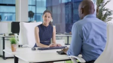 4 k iş adamları modern şirket ofisi interaktif kullanarak dokunmatik ekran