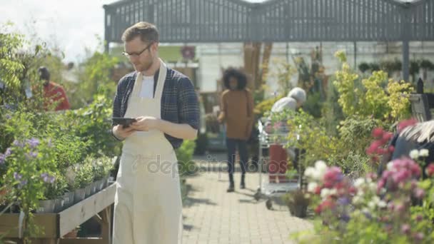 Klanten Winkelen Plantaardige Kwekerij Vriendelijke Werknemer Met Tablet Computer — Stockvideo