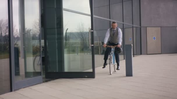 Бизнесмен Прибывает Работу Велосипеде Солнечный День — стоковое видео