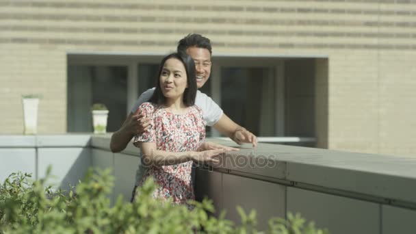 Casal Feliz Mudando Para Novo Apartamento Jovem Surpreendendo Seu Parceiro — Vídeo de Stock