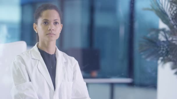 Científica Femenina Bata Blanca Usando Pantalla Táctil Interactiva Laboratorio Moderno — Vídeo de stock