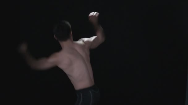 武术战斗机在黑色背景下练习踢拳 — 图库视频影像