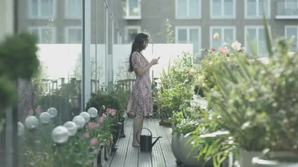 Atrakcyjna Młoda Kobieta Podlewanie Jej Rośliny Ogrodzie Dachu Miasta — Wideo stockowe
