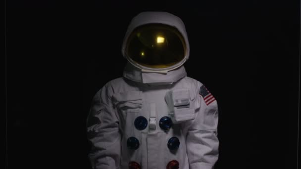 Астронавт Помощью Интерактивного Сенсорного Экрана Черном Фоне — стоковое видео