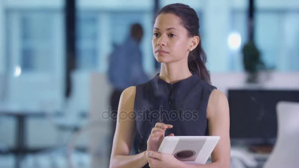 Affärskvinna Moderna Kontor Med Hjälp Tablet Och Interaktiv Skärm — Stockvideo