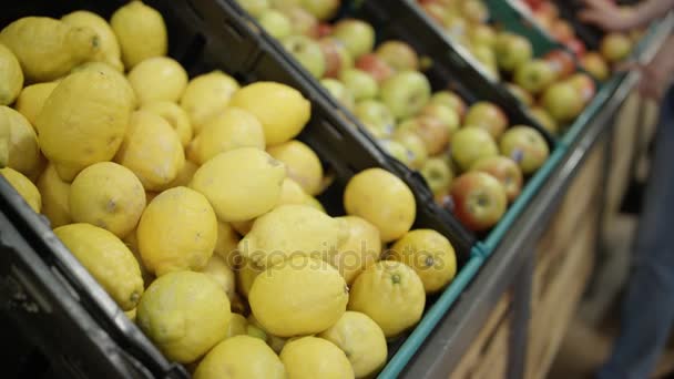 Fruits Frais Exposés Épicerie Main Tendue Pour Ramasser Citron — Video