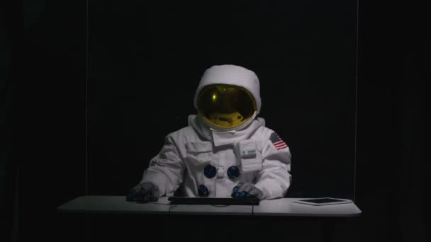 Astronaut Sitzt Schreibtisch Mit Computer Mit Interaktivem Touchscreen — Stockvideo