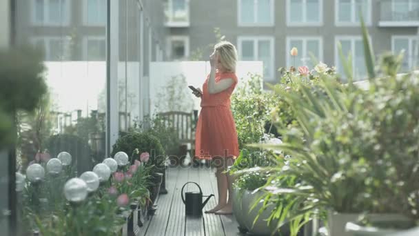 Jolie Jeune Femme Arrosant Ses Plantes Dans Jardin Sur Toit — Video