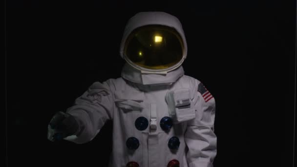 Astronauta Con Touch Screen Interattivo Sfondo Nero — Video Stock