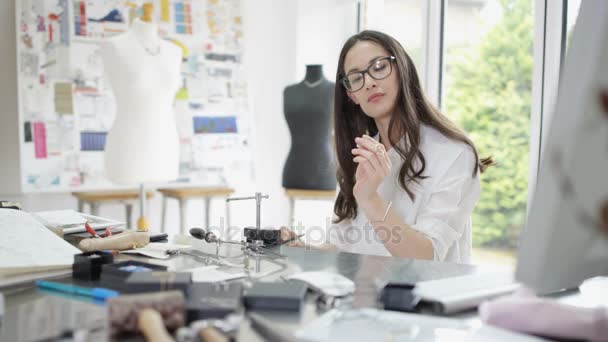 Diseñador Joyas Trabajando Estudio Con Herramientas Materiales Artículos Joyería — Vídeos de Stock