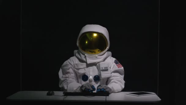 Astronaut Sitter Vid Skrivbord Dator Med Interaktiv Pekskärm — Stockvideo