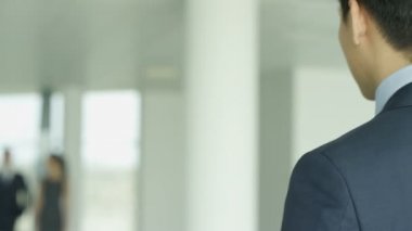 4 k iş takım tanışın ve büyük modern ofis binası içinde el sallamak