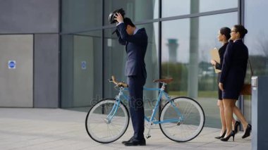 4 k Asya işadamı gün ve arkadaşları takip sonunda bürosundan çıkarken bisiklet ile