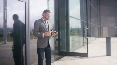 4 k Afrika işadamı ile bina ve iş arkadaşınız için konuşmaya ofis gelen bisiklet