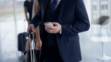 Sıradaki Havaalanı'nda bekleyen seyahat 4 k iş adamları