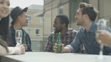 sohbet ve şehir çatıda yaz aylarında içme 4 k mutlu erkek arkadaşlar