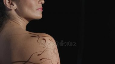4 k grafik animasyon öngörülen üzerine kadın modeli enjeksiyon verilen kol mans