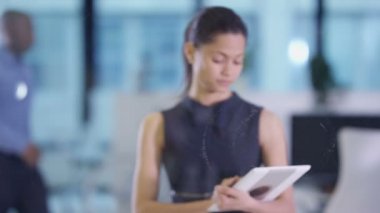 4k işkadını tablet bilgisayar ve interaktif ekran kullanarak modern ofis