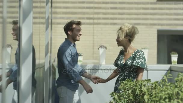 Szczęśliwy Romantyczna Para Się Nowe Mieszkanie Będzie Poza Patrzeć Widok — Wideo stockowe