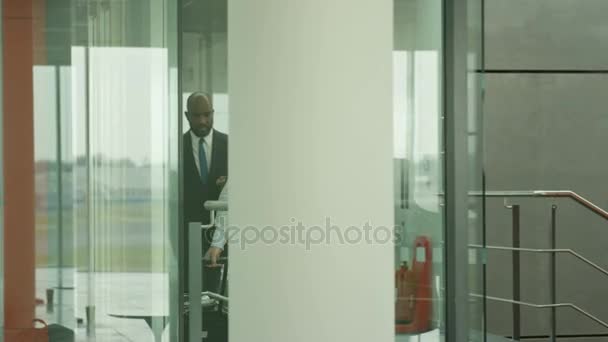 机场建设中的旅游企业集团 男士手机通话 — 图库视频影像