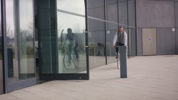 Empresário Chegando Para Trabalhar Uma Bicicleta Dia Ensolarado — Vídeo de Stock