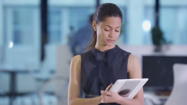 Affärskvinna Moderna Kontor Med Hjälp Tablet Och Interaktiv Skärm — Stockvideo