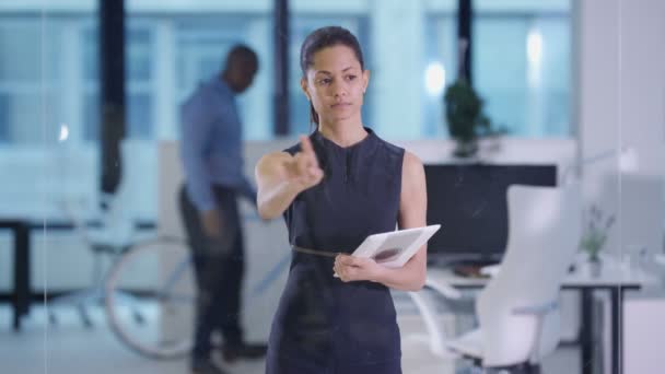 Femme Affaires Dans Bureau Moderne Utilisant Une Tablette Écran Interactif — Video