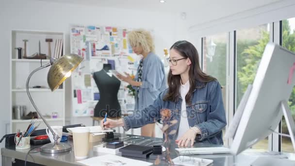 Asociación Empresarial Creativa Jóvenes Diseñadores Que Ejecutan Negocios Joyería Línea — Vídeo de stock